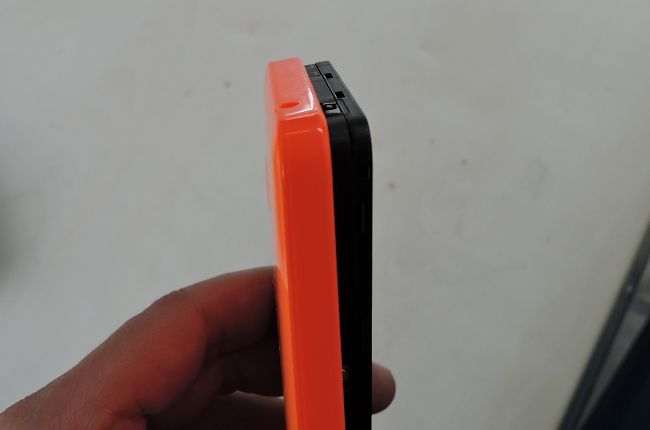 Lumia 636 カバーを外す