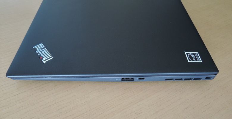 ThinkPad X1 Carbon 筐体側面2