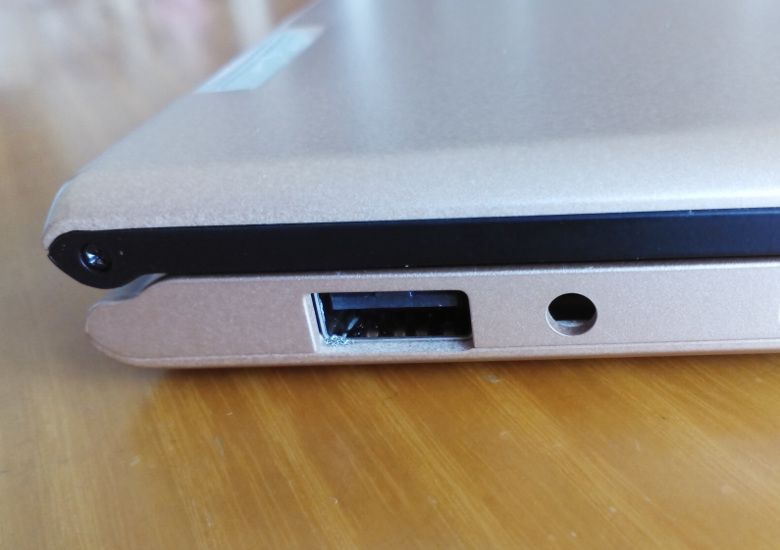 VOYO VBook A1 左側面USBポート