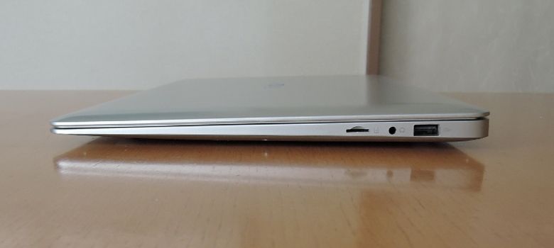 T-bao Tbook X7 右側面