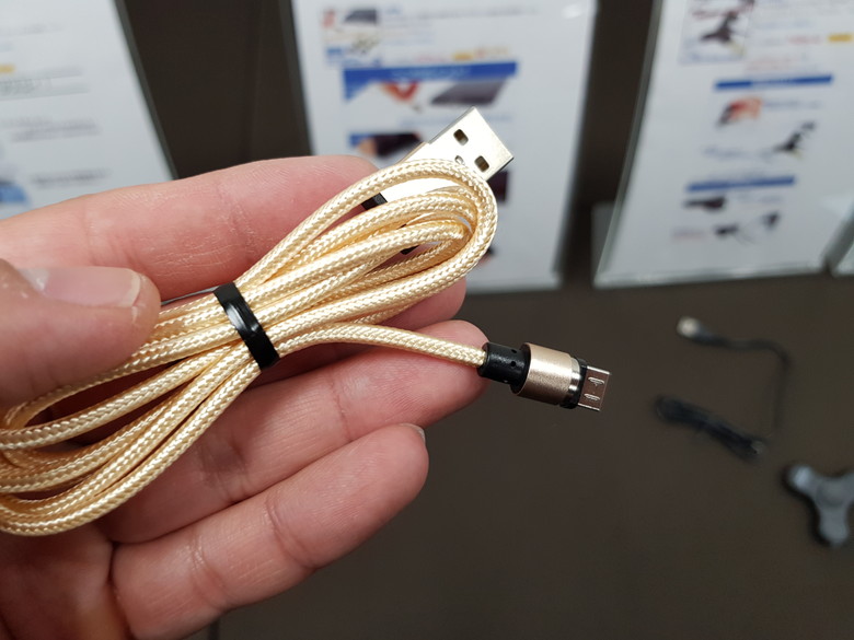 どの向きでも接続できるマグネット着脱式 microUSB充電ケーブル