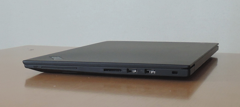 Lenovo ThinkPad X1 Extreme 右側面
