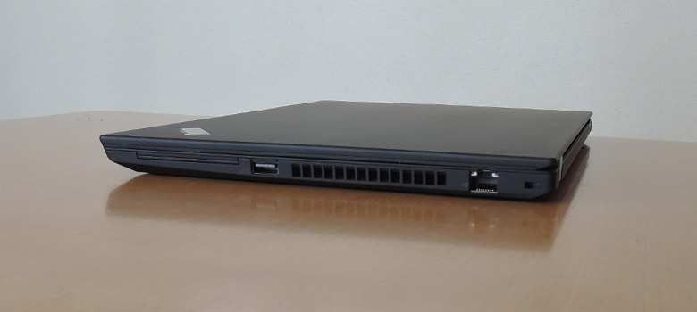 Lenovo ThinkPad T490 右側面