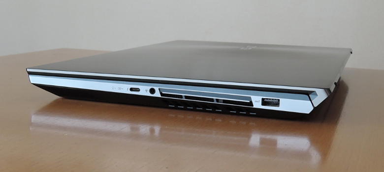 ASUS ZenBook Pro Duo UX581GV 右側面