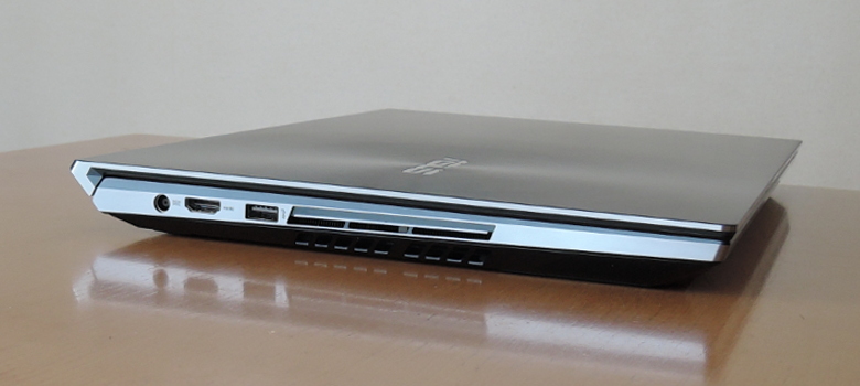 ASUS ZenBook Pro Duo UX581GV 左側面