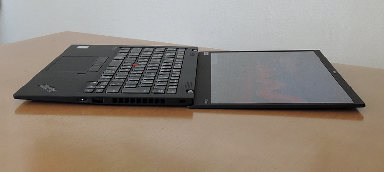 Lenovo ThinkPad X1 Carbon 2019 ヒンジ最大開口