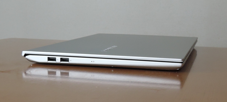 ASUS VivoBook S15 S531FA 左側面