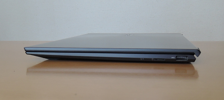 ASUS ZenBook 14 UM425I 右側面