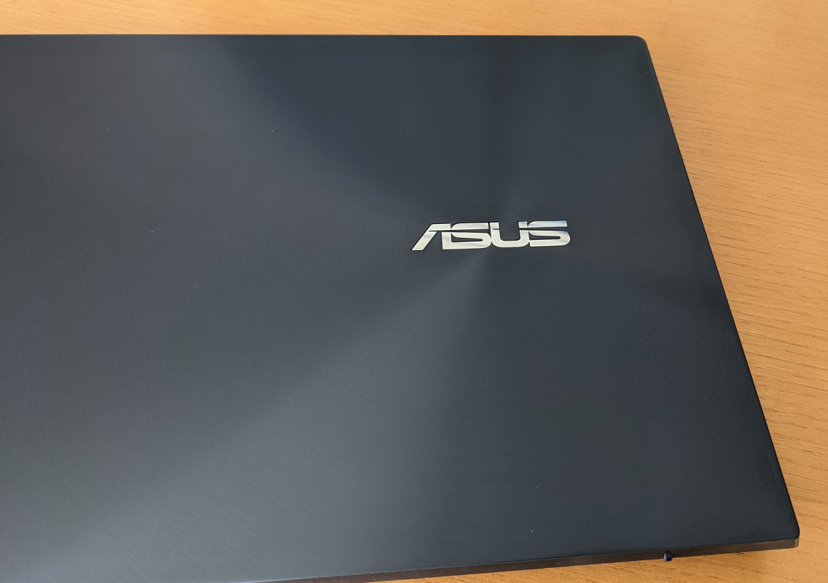 ASUS ZenBook Duo 14 UX482 天板