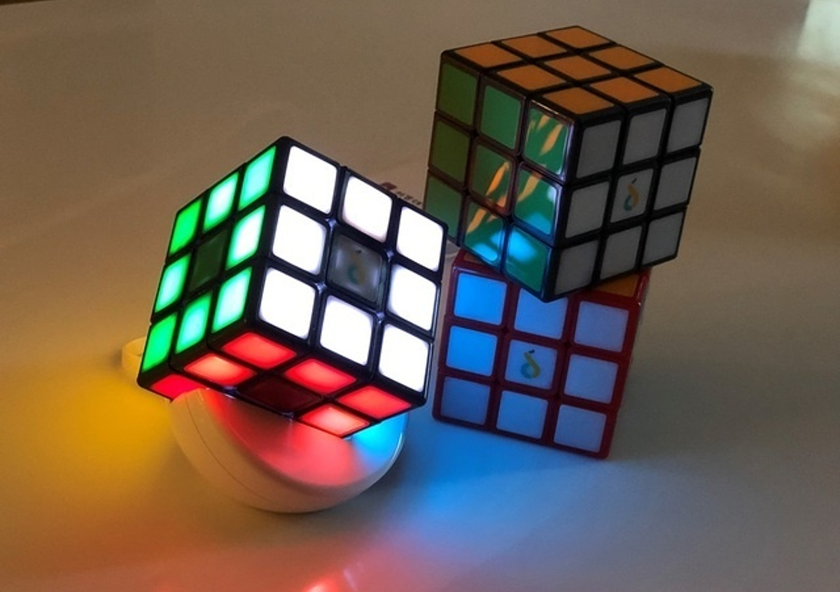 Junecube これがあれば6面完成できる 光で誘導してくれるキューブパズル