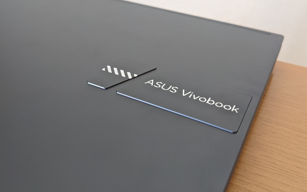 ASUS Vivobook Pro 15 OLED 天板
