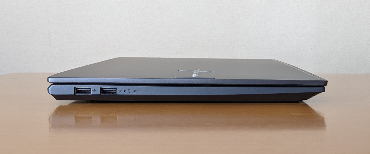 ASUS Vivobook Pro 15 OLED 左側面