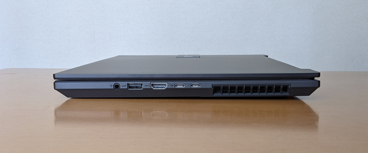 ASUS Vivobook Pro 15X OLED 右側面