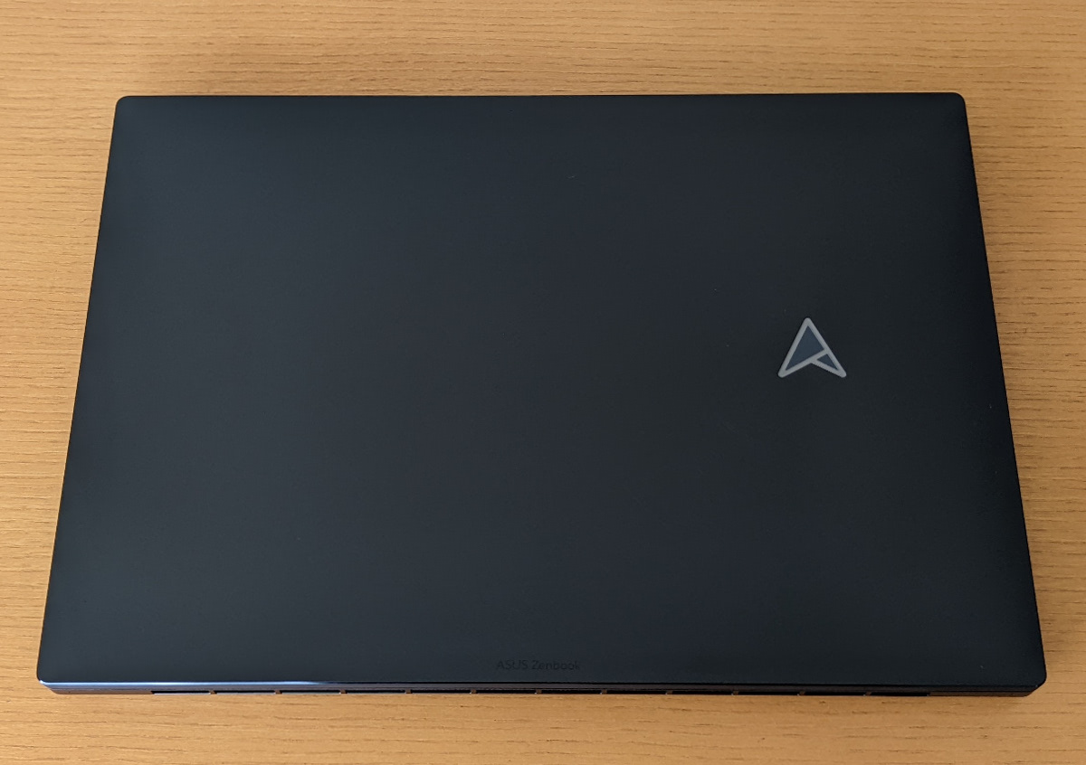 ASUS ZenBook Pro 16X OLED 天板