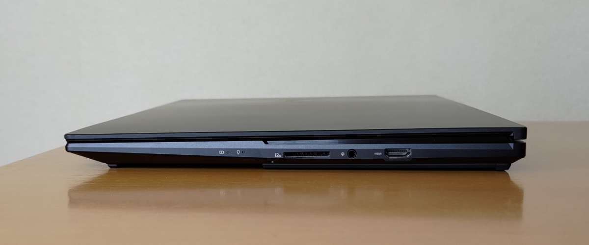 ASUS ZenBook Pro 16X OLED 右側面