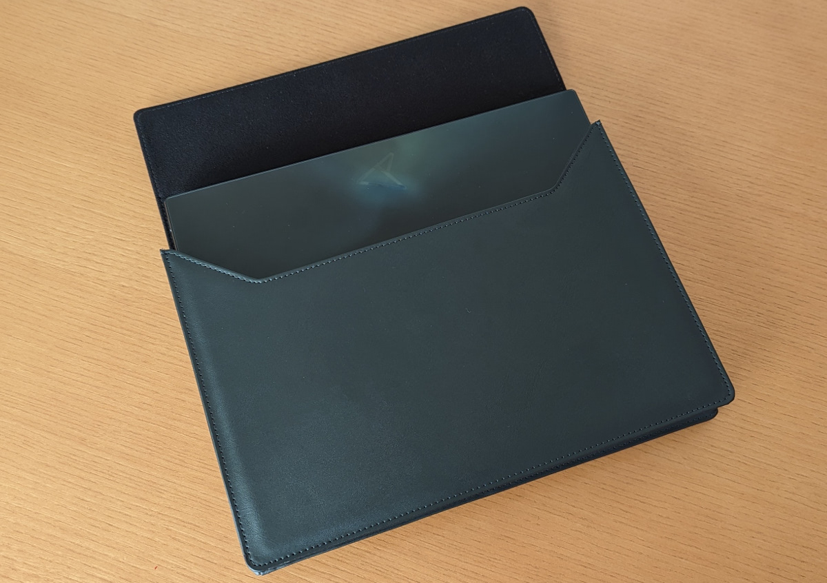Zenbook 17 Fold OLED (UX9702) ケース収納