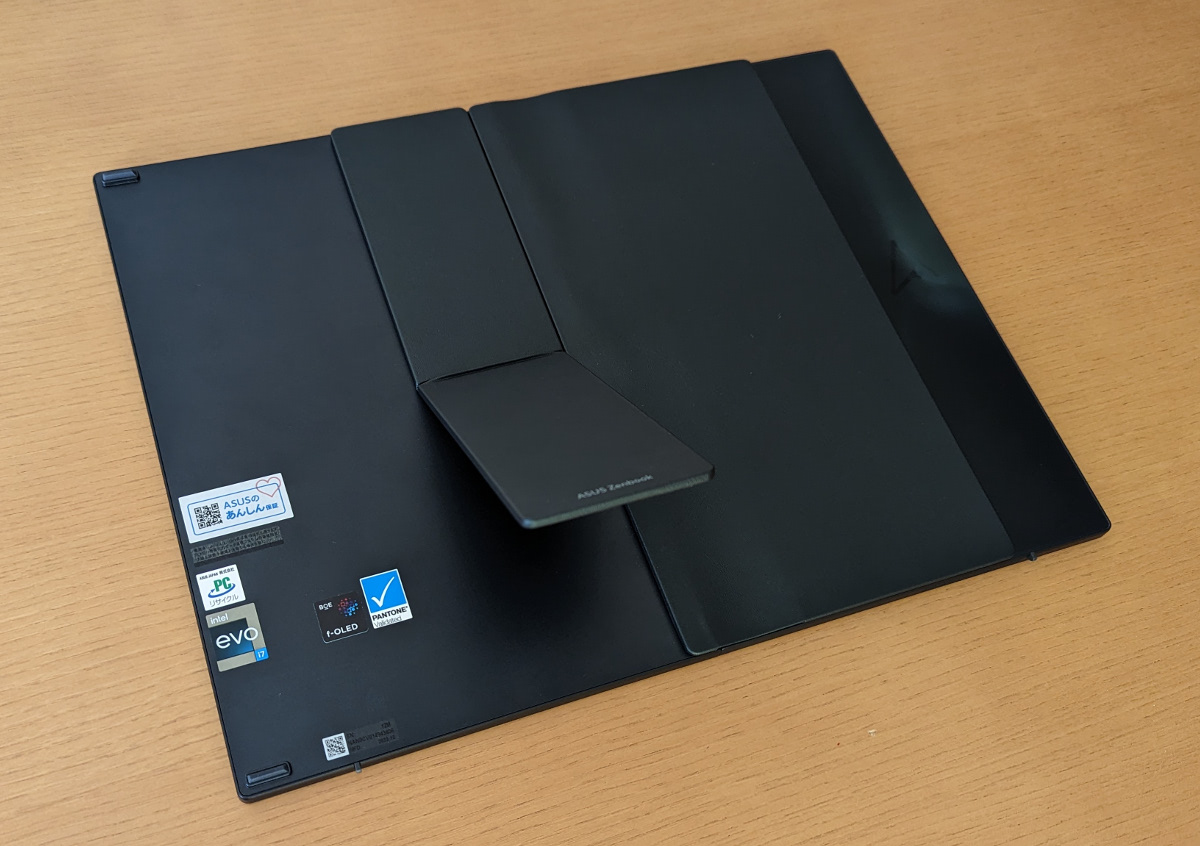 Zenbook 17 Fold OLED (UX9702) キックスタンド