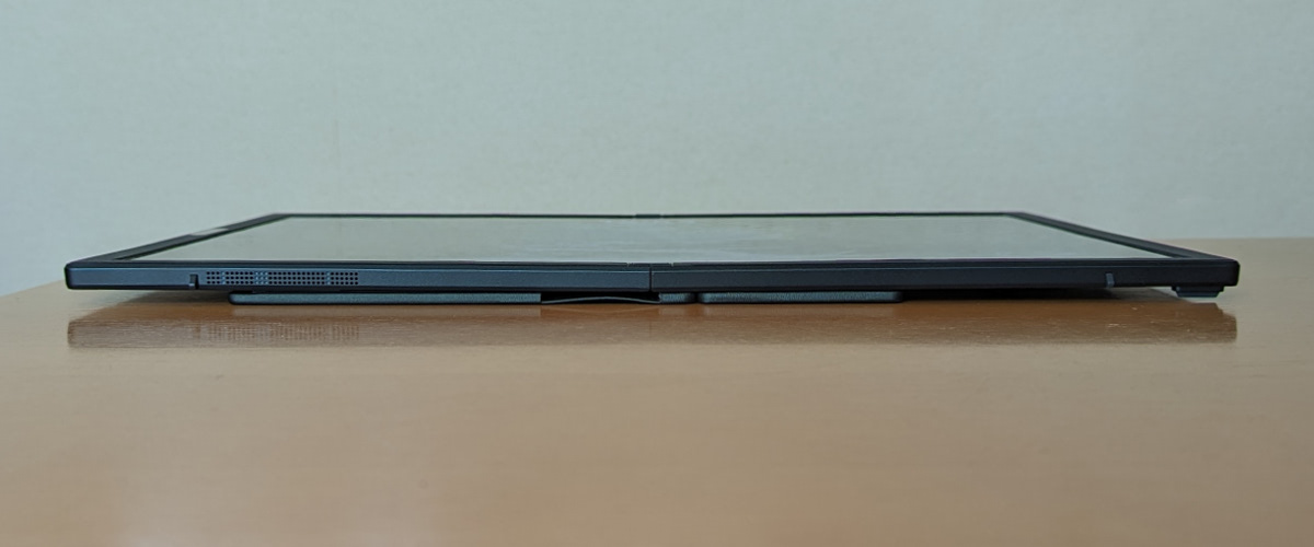 Zenbook 17 Fold OLED (UX9702) 下面