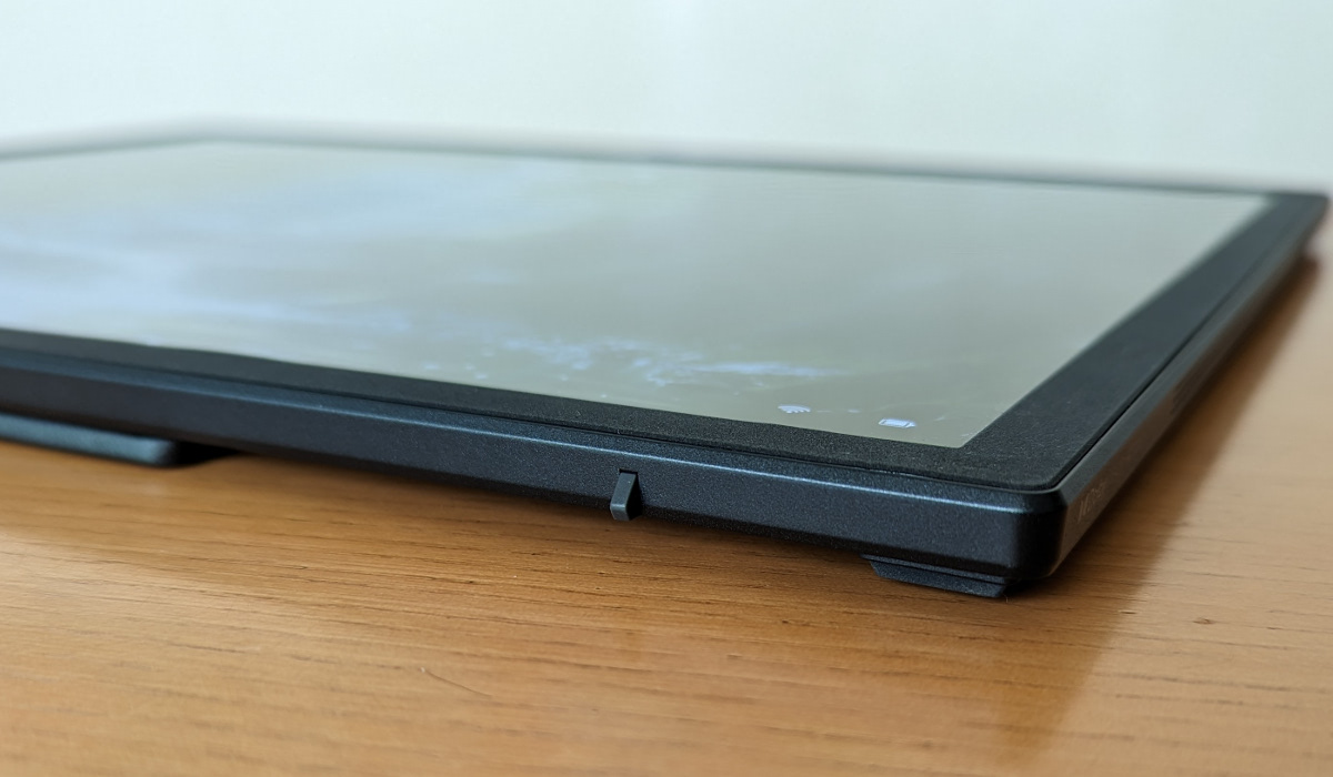 Zenbook 17 Fold OLED (UX9702) 下面