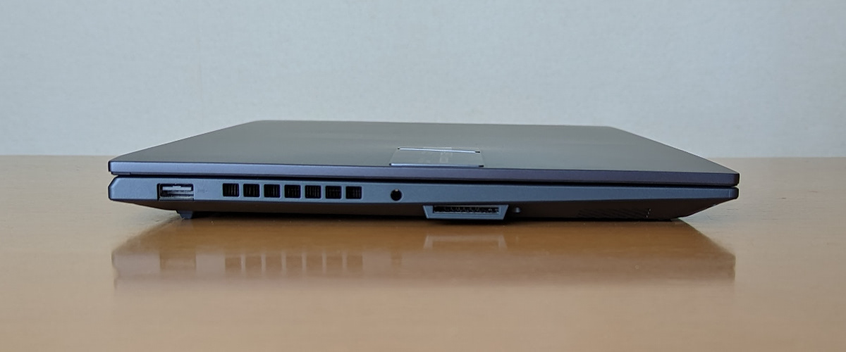 ASUS Vivobook Pro 15 OLED K6502VV 左側面