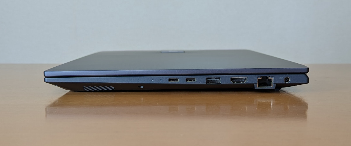 ASUS Vivobook Pro 15 OLED K6502VV 右側面