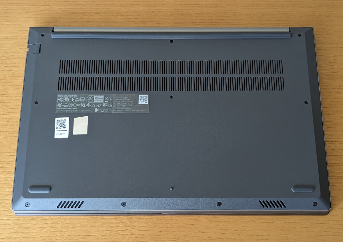 Lenovo ThinkBook 15 Gen 5 (AMD) 底面
