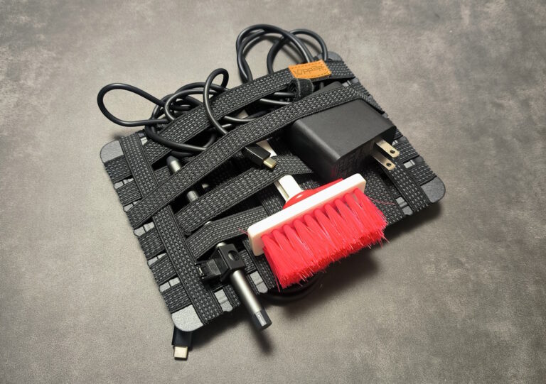 LOPPER ポータブルデジタルストレージボード レビュー － ゴチャつくガジェットの整理に便利なゴムバンド固定式の収納グッズ