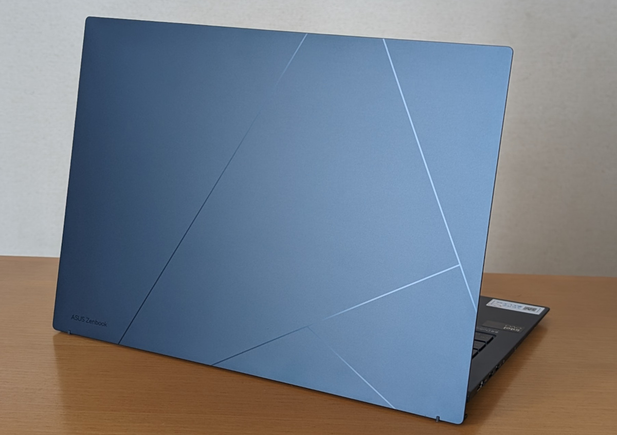 ASUS Zenbook S 13 OLED UX5304MA 天板