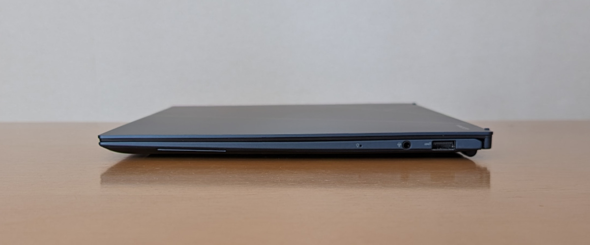 ASUS Zenbook S 13 OLED UX5304MA 右側面