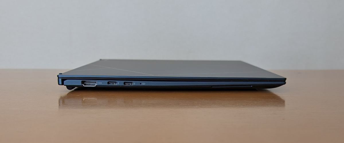 ASUS Zenbook S 13 OLED UX5304MA 左側面