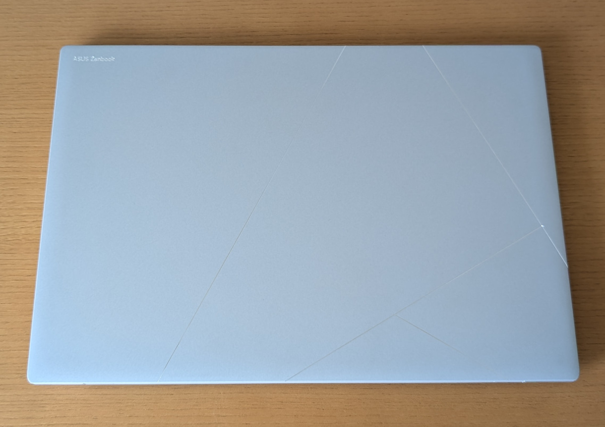 ASUS Zenbook S 16 UM5606WA 天板