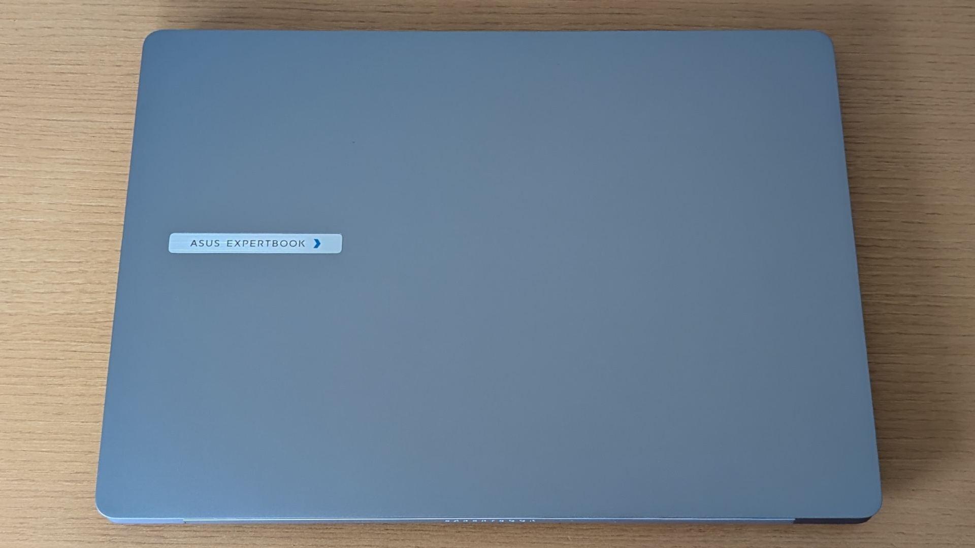 ASUS ExpertBook P5 天板