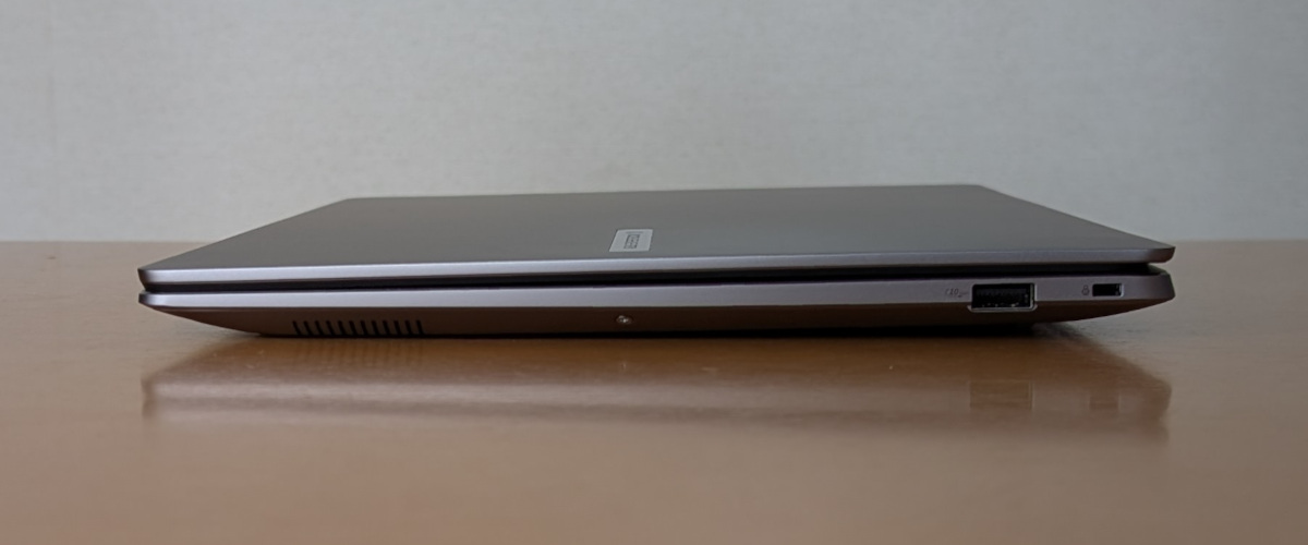 ASUS ExpertBook P5 右側面