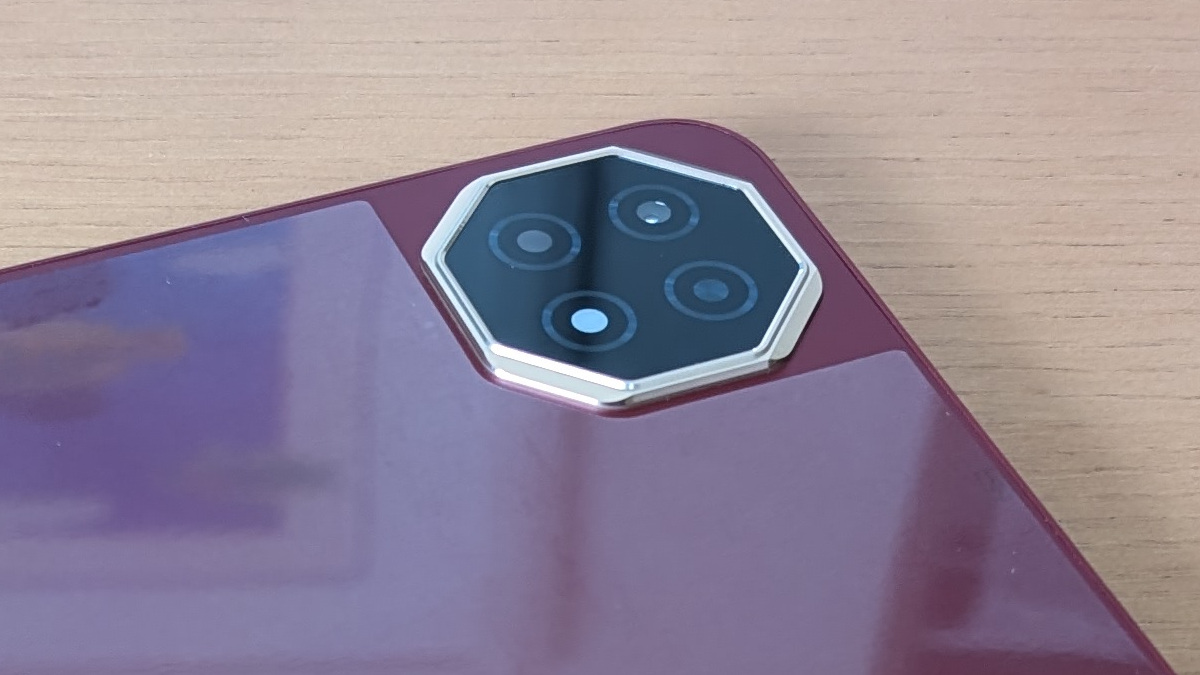 Teclast T60AI 背面の保護フィルム