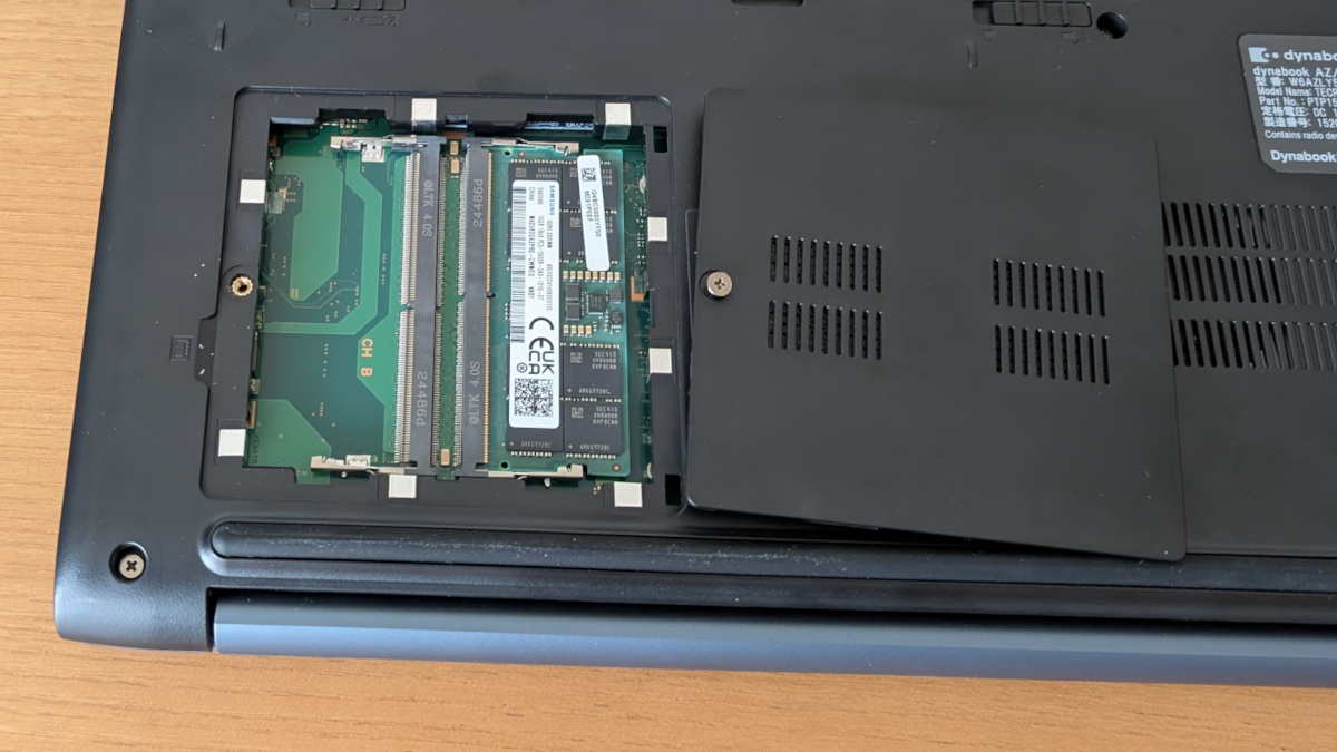 dynabook AZ/LYの底面にあるメモリスロット。RAMの増設が可能な構造を示す