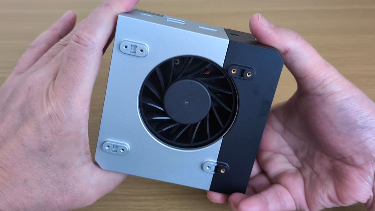GMKtec EVO-X1 AI ミニ PC 底面のファン