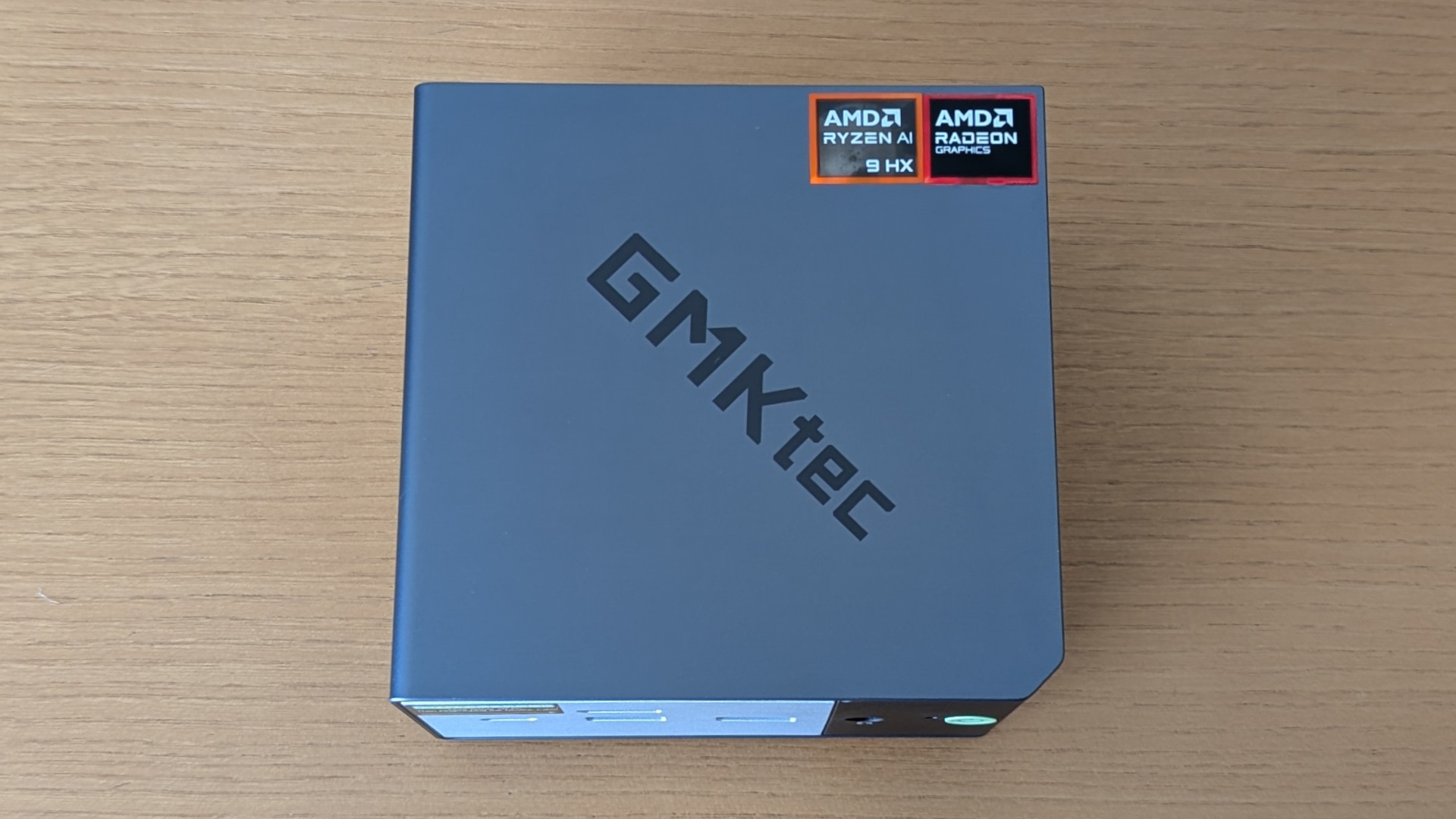 GMKtec EVO-X1 AI ミニ PC 上面