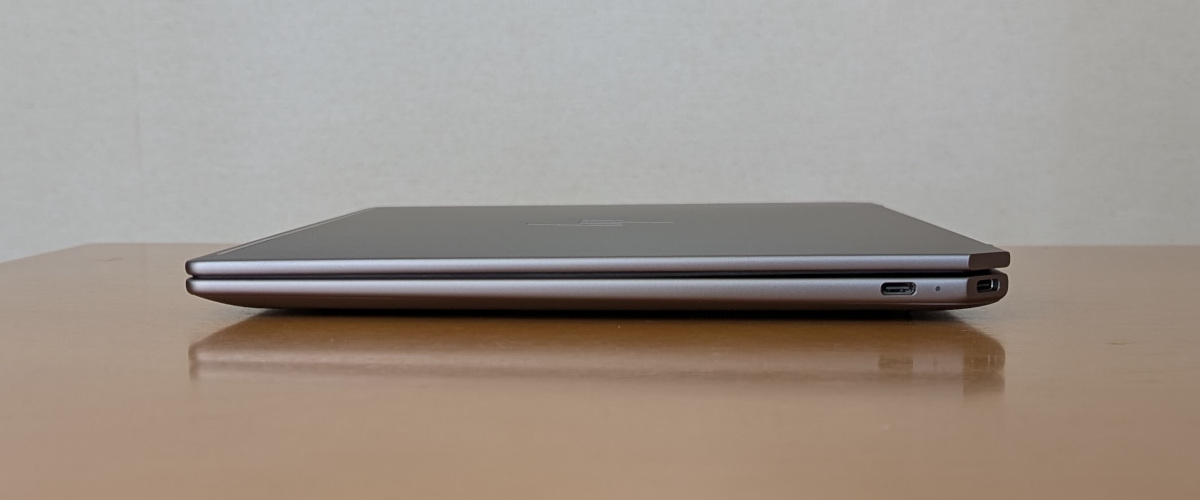 HP OmniBook Ultra 14-fd 右側面