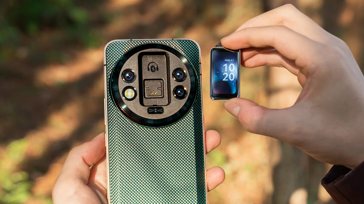 OUKITEL WP200 Pro － 背面サブディスプレイがイヤホンや