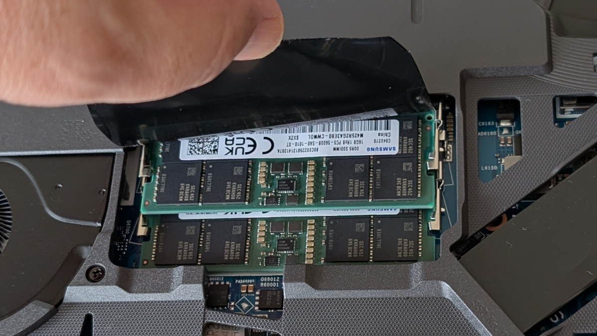 ASUS ROG Strix G16 (2025) G615 RAMスロット