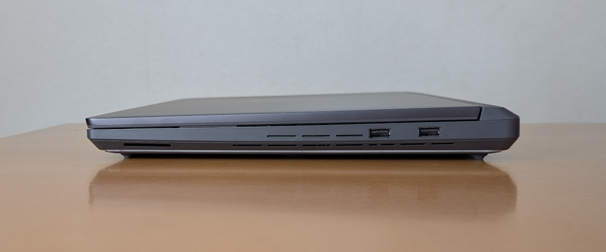 ASUS ROG Strix G16 (2025) G615 右側面