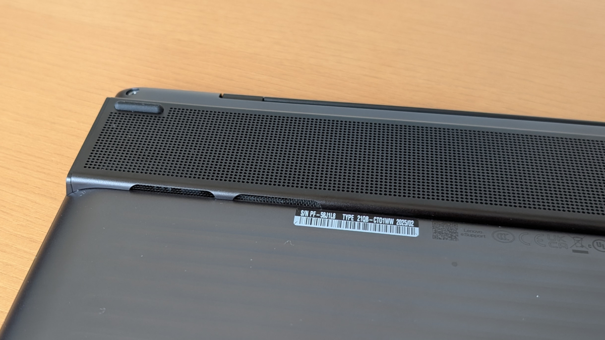 Lenovo ThinkPad X9 14 Gen 1 Aura Edition 底面スピーカー