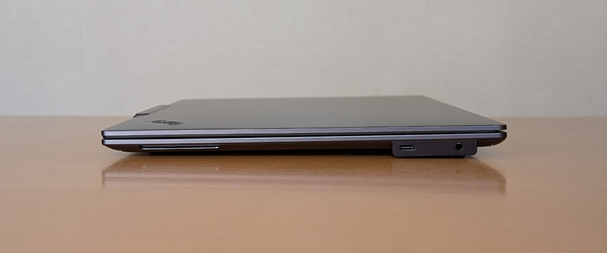 Lenovo ThinkPad X9 14 Gen 1 Aura Edition 右側面