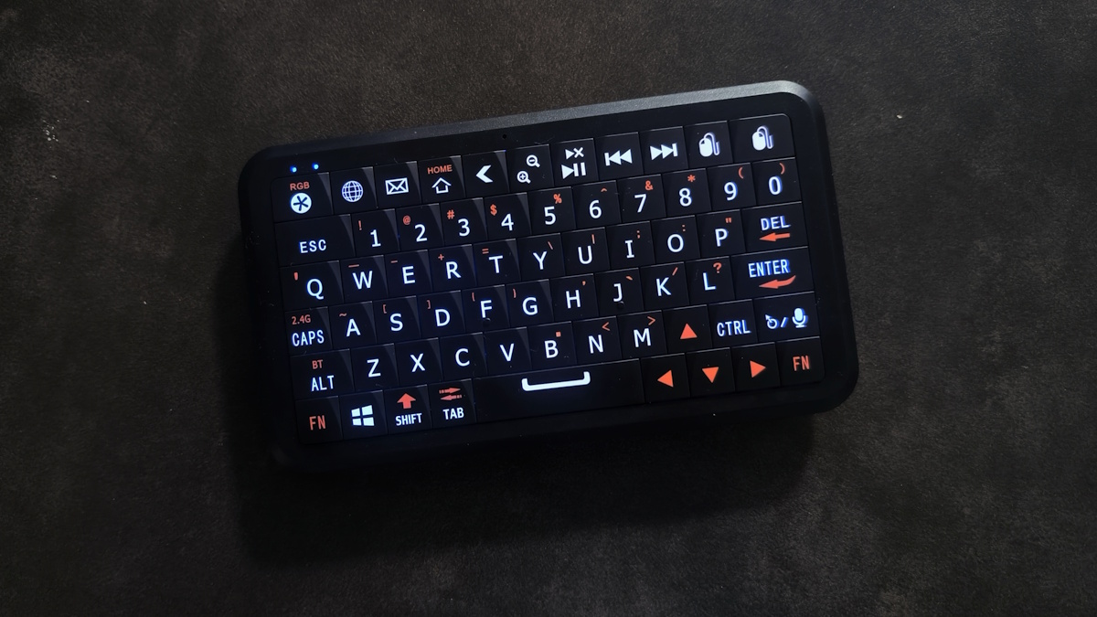 ミニ物理キーボード「Winmaxle B1」スマホ用、クラファンで大人気！ ソファに寝転びながら大画面操作が可能！新感覚ミニキーボード