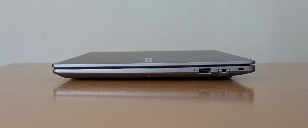 ASUS ExpertBook P3 ( PM3406CKA) 右側面