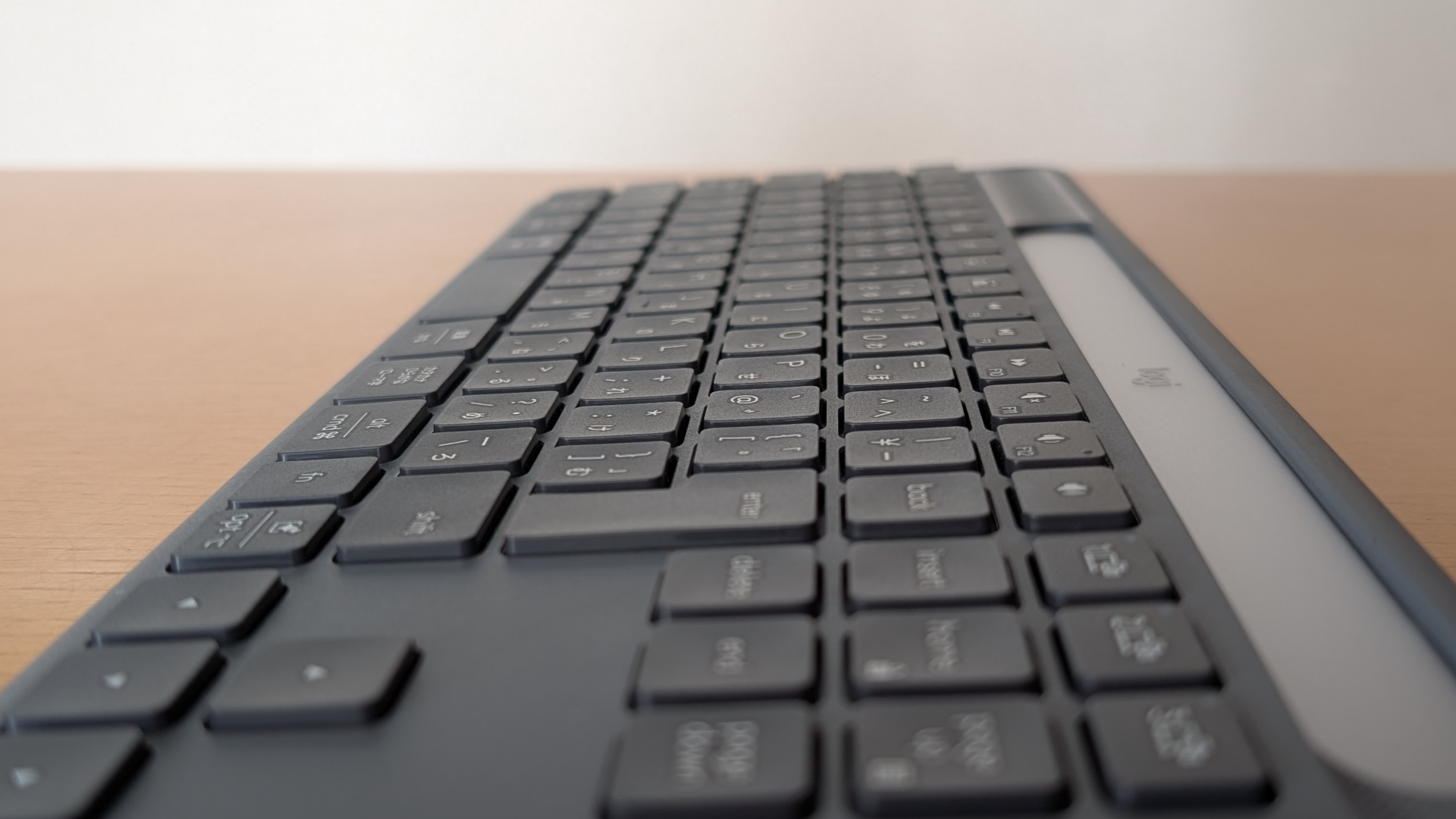 Logicool Signature Slim Solar+ K980 キートップのくぼみ