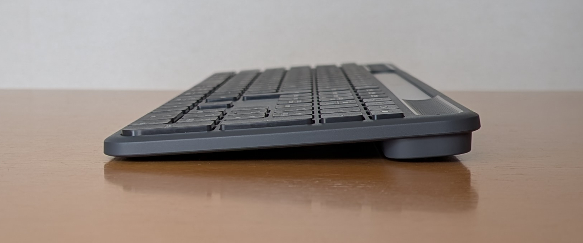 Logicool Signature Slim Solar+ K980 右側面