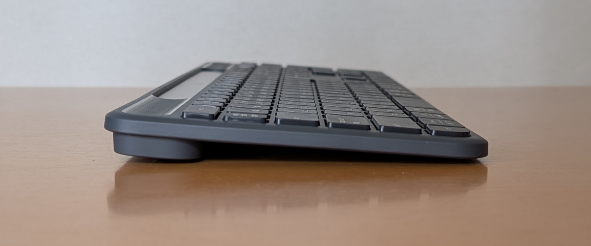 Logicool Signature Slim Solar+ K980 左側面