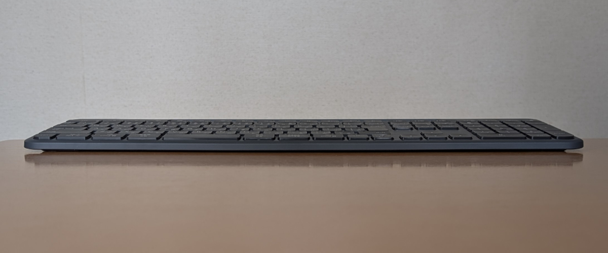 Logicool Signature Slim Solar+ K980 下面