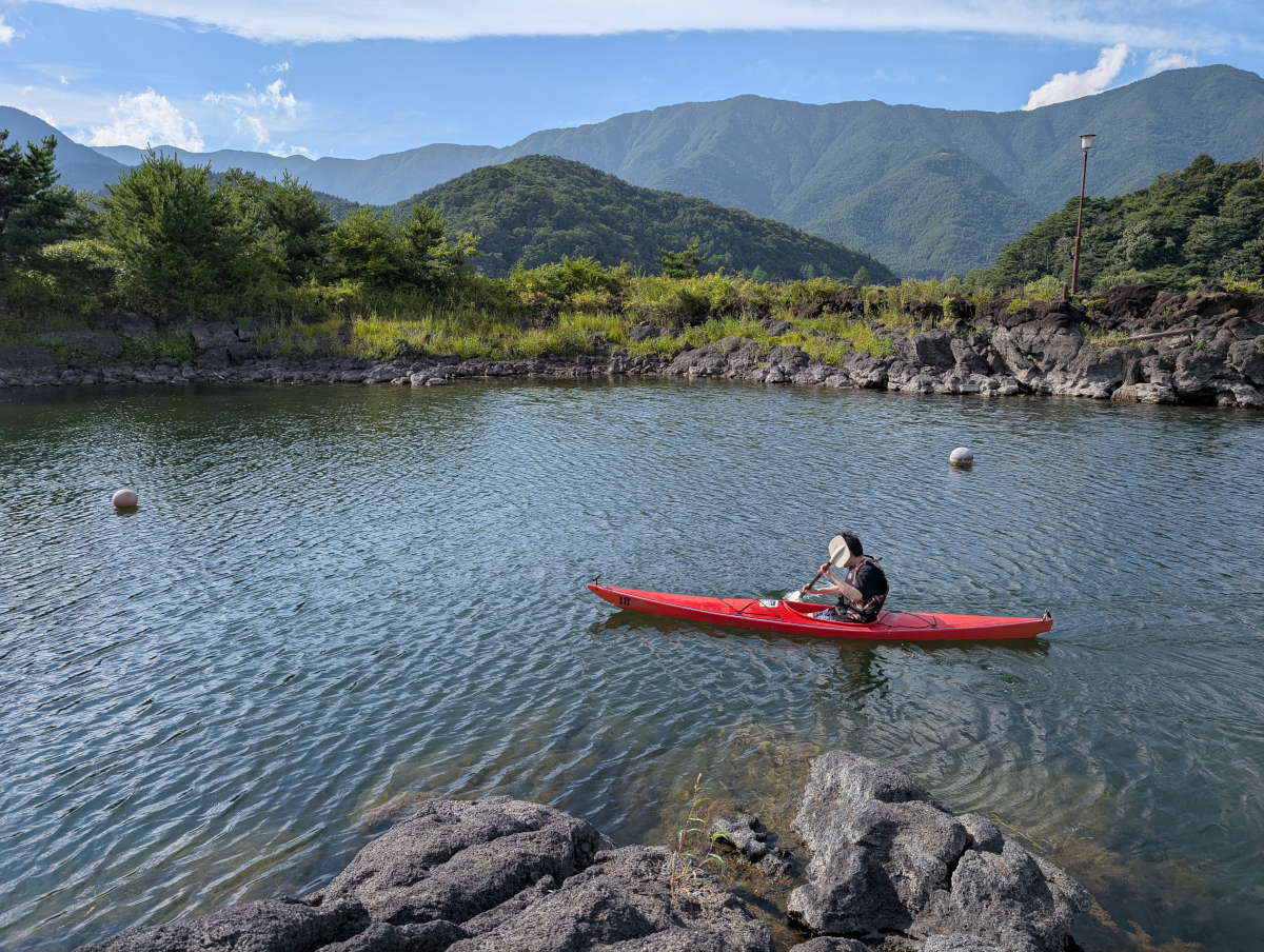 河口湖でカヌーに乗るnatsukiさん